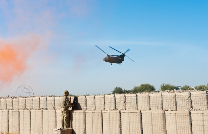 Một chiếc trực thăng CH-47 Chinook của Không quân Hoàng gia Anh chuẩn bị hạ cánh tại một căn cứ của lực lượng tuần tra ở Nahr-e Saraj, Helmand, Afghanistan (ảnh chụp ngày 13/9/2011).